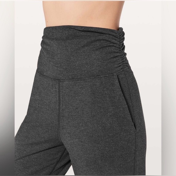 LIKE NEW Lululemon Take It Easy High Waist Flare Yoga Pants Active Workout Gym - Picture 3 of 11